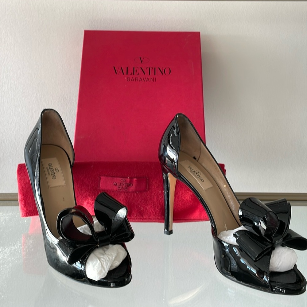 VALENTINO 👠 GORGEOUS Never Out of Style Shoe !